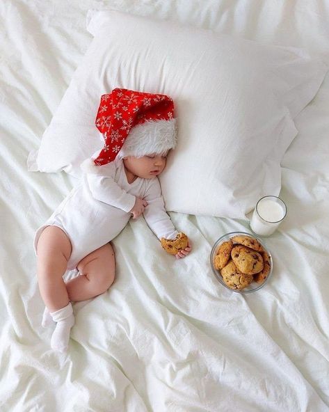 Torturi Baby Shower, Vom Avea Un Copil, Baby Holiday Photos, Baby Christmas Photography, Newborn Christmas Photos, Christmas Baby Pictures, Baby Milestones Pictures, Baby Christmas Photos, Monthly Baby Pictures