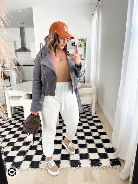 Vans Outfit Midsize, Athleisure Midsize Outfits, Midsize Fashion Spring 2023, Midsize Sweatpants Outfit, White Platform Vans Outfit, Plus Size Joggers Outfit Casual, Outfit Inspirations Midsize, Outfits With Platform Vans, Platform Sneaker Outfit