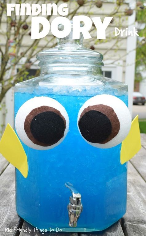 A Finding Dory Party Drink for Kids - This is the perfect drink of an ocean themed or Finding Dory birthday party! - KidFriendlyThings... Finding Dory Movie, Nemo Baby Shower, Tropisk Fest, Finding Dory Birthday Party, Dory Birthday Party, Finding Dory Party, Finding Dory Birthday, Finding Nemo Party, Nemo Birthday Party