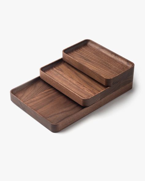 Add a touch of natural splendor to your space with a retro-style wooden tray, perfect for presenting and displaying in style. Things Organized Neatly, Wooden Trays, Wooden Dishes, Woodworking Projects For Kids, Valet Tray, Wood Scraps, Tray Design, Wooden Display, Wood Accessories