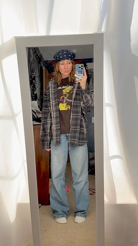 Band T Shirt Outfit Grunge, Band Shirt Outfits Grunge, 90s Flannel Outfits, Baggy Flannel Outfit, Baggy Grunge Outfit, Grunge Flannel Outfits, Outfit Ideas Flannel, Outfit With Flannel, Band Shirt Outfits