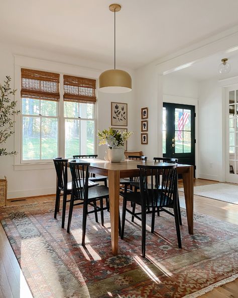 Home Tour: The Goodman House in Virginia – Schoolhouse Midcentury Modern Dining Chairs, Black Dining Chairs, Beautiful Dining Rooms, Up House, Style Deco, The Dining Room, Dining Room Inspiration, Farmhouse Dining, Modern Dining Chairs