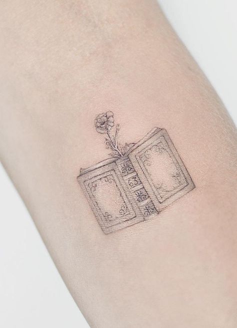 Small Book Tattoo, Writer Tattoo, Book Inspired Tattoos, Tato Minimal, Bookish Tattoos, Literary Tattoos, Shape Tattoo, Inspiration Tattoo, Tattoos Geometric