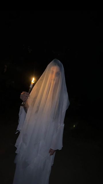 Pretty Ghost Costume, Ghosts Costumes Aesthetic, Gothic Ghost Costume, Asthetic Ghost Costumes, White Lady Ghost Scary, Scary Ghost, Sheet Ghost, Ghost Costume, Diy Costumes