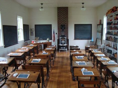 One Room School House, One Room Schoolhouse, Antique School Desk, Boarding School Aesthetic, Homeschool Room Organization, Old Schoolhouse, Academic Aesthetic, Country School, Front Gardens