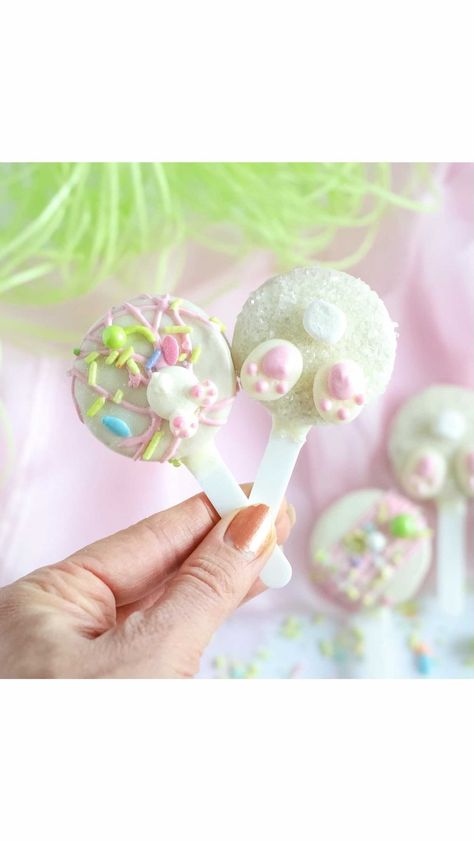 🍬 sweet confetti | jamie lynn on Instagram: “hopppy monday everyone 🐰 excited to share this set of bunny bottom @oreo pops! I made half with the “bunny bottom” look and half with a…” Dip Oreos, Bunny Oreos, Spring Time Desserts, Pink Marshmallows, Dipped Oreos, Easter Desserts, Easter Stuff, Easter Desserts Recipes, Melting White Chocolate