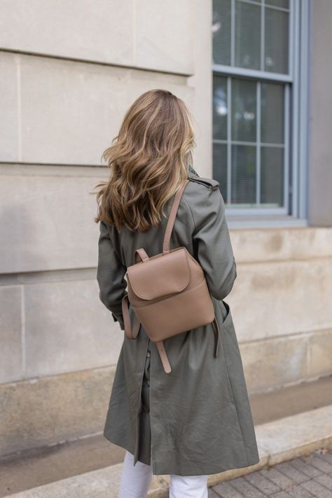 Small Backpack Outfit, Backpack Aesthetic Outfit, Cuyana Backpack, Backpack Purse Aesthetic, French Backpack, Backpack Outfits Women, Backpack Style Outfits, Mini Backpack Aesthetic, Backpack Purse Outfit