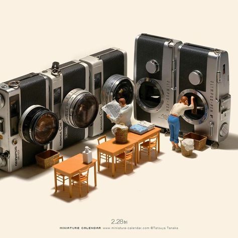 Every Day, This Artist Creates And Photographs Miniature Worlds (New Pics) Tanaka Tatsuya, Macro Fotografie, Amazing Miniatures, Tiny Objects, Tatsuya Tanaka, Miniature Calendar, Tiny Stuff, Miniature Photography, Tiny People