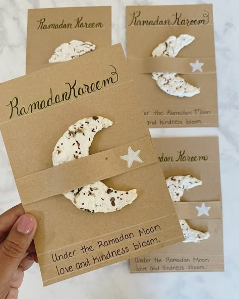 How To Make A Plantable Ramadan Moon Seed Gift – IslamiMommy Card Crafts Diy, Paper Flowers Bouquet, Diy Eid Gifts, How To Make Greetings, Ramadan Moon, Eid Hampers, Cardboard Crafts Kids, Islamic Celebrations, Ramadan Cards