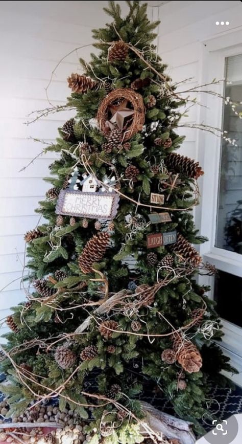 Woodland Theme Christmas Tree, Woodsy Christmas Tree, Cowboy Christmas Tree Ideas, Western Christmas Decorations, Woodsy Christmas, Green Christmas Tree Decorations, Tree Village, Woodland Christmas Tree, Woodland Tree