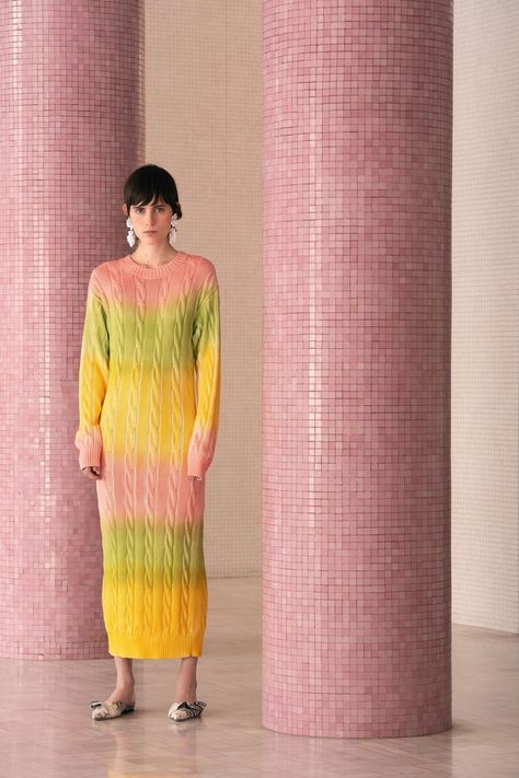 Outfit Printemps, Knitwear Trends, Resort 2024, Color Trends Fashion, Ombre Fashion, Runway Trends, Yellow Fashion, Fashion Show Collection, Knit Fashion