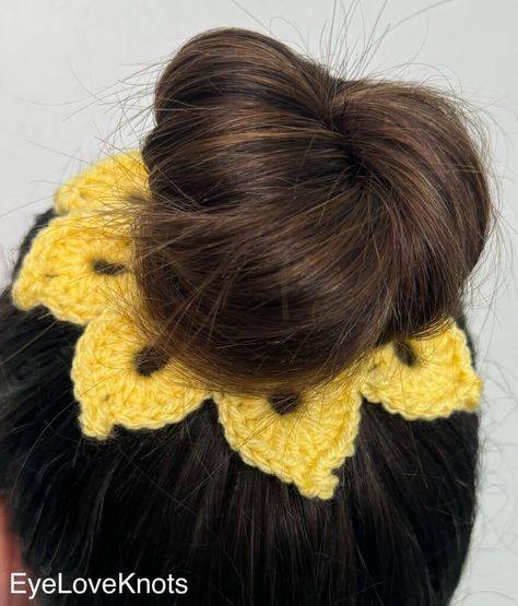 Sunflower Scrunchie - Crochet Pattern Review - EyeLoveKnots Scrunchie Crochet Pattern, Sunflower Scrunchie, Crochet Hair Bow, Scrunchies Crochet, Scrunchie Crochet, Crochet Hair Bows, Sunflower Hair, Crochet Scrunchies, Sunflower Crochet