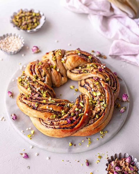 Christmas wreath bread recipe using with spiced fruit mincemeat. It's an impressive centrepiece but easy to make! Christmas Babka Wreath, Bread Wreath Christmas, Christmas Vegan Appetizers, Christmas Wreath Bread Recipe, Christmas Bread Wreath, Christmas Wreath Recipe, Christmas Wreath Bread, Vegan Christmas Appetizers, Fruit Christmas Wreath