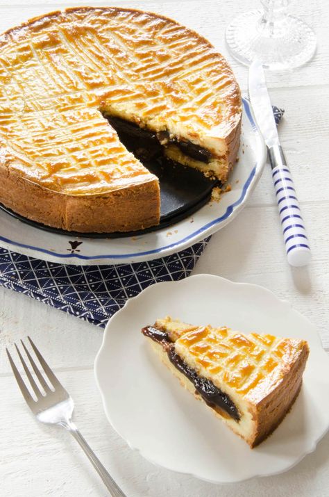 Gâteau breton fourré crème de pruneau Dessert Breton, Classic Dishes, Culinary Arts, Fruit Recipes, Interesting Food Recipes, Cake Desserts, Street Food, Nutella, Food Videos