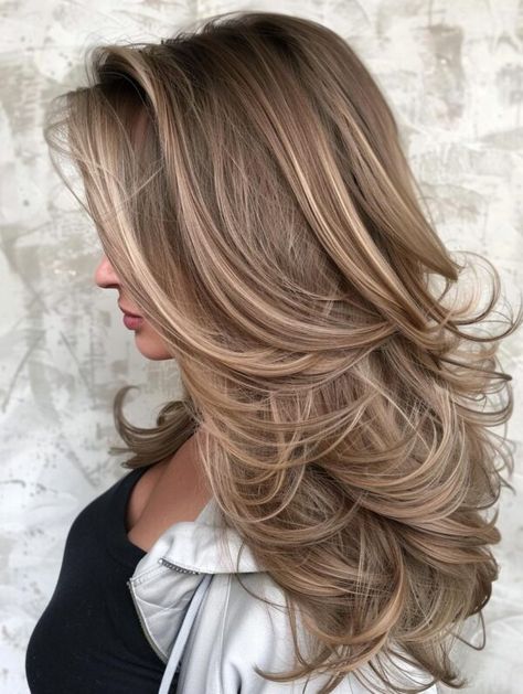 2024 Summer Hair Color Trends: Fresh Ideas for Blondes and Brunettes Short Balayage Hair With Layers, Bronde Haircolor Brunettes Summer, Medium Bronde, Summer Hair Color 2024, Brunettes With Blonde Highlights, Cool Tone Blonde, Summer Hair Colour, Blonde Hair Trends, From Brunette To Blonde