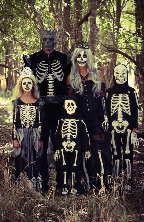 Family Halloween costumes, skeleton royalty Halloween Costumes Skeleton, Homeade Halloween Costumes, 2022 Costumes, Skeleton Costumes, Family Themed Halloween Costumes, Sibling Halloween Costumes, Mom Halloween Costumes, David Burtka, Horror Halloween Costumes