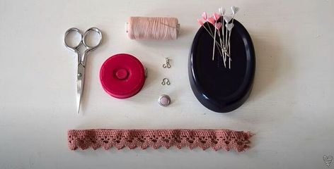 Turn some crochet ribbon into an on-trend choker necklace sure to impress. Check out our step-by-step tutorial to make your own today! Choker Tutorial, Choker Diy, Diy Choker Necklace, Crochet Ribbon, Crochet Choker, Diy Choker, Diy Platform Bed, Ribbon Choker, Upcycle Shirt