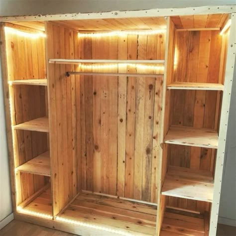 Creative Wood Projects, Projects Design Ideas, Pallet Wardrobe, Pallet Closet, Pallet Wood Projects, Rustic Closet, Koti Diy, Western Bedroom Decor, Pallet Furniture Designs