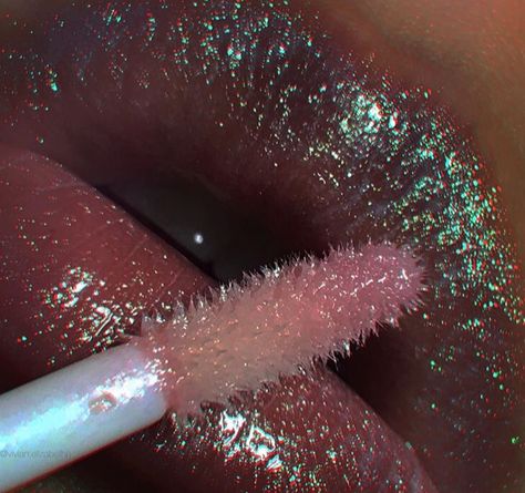 Euphoria Lip Makeup, Faye Euphoria Aesthetic, Euphoria Lips, Glossy Aesthetic, Inspired Makeup, Makeup Inspiration, Lip Makeup, Makeup Looks, Lips