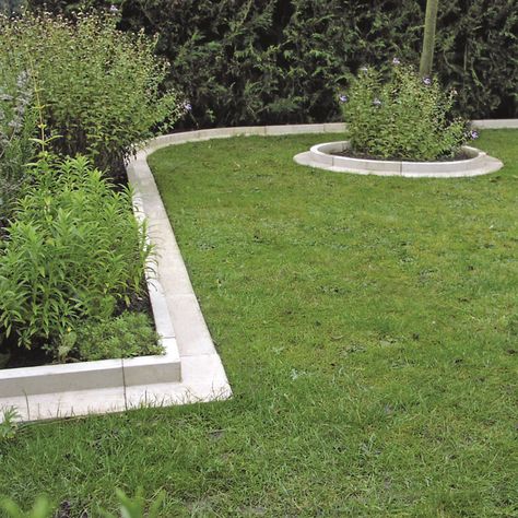 Garden edging ideas – lovely lawn edging to smart stone borders to give gardens a perfect finish Paving Edging, Driveway Edging, Lawn Borders, Brick Garden Edging, Garden Border Edging, Stone Edging, Flower Bed Edging, Diy Lawn, Brick Garden