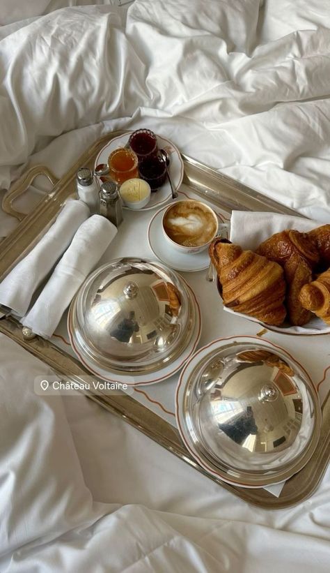 Hotel Instagram Story, Breakfast In Bed Table, Apartment Decor Hacks, Breakfast Table Decor, Apartment Decorating Hacks, Breakfast Hotel, Living Rich, Hotel Breakfast, Etiquette And Manners