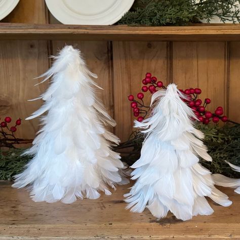 Learn how to make these feather Christmas trees. An easy DIY Christmas decoration craft project that only has a few supplies. Diy Feather Ornaments, Diy Feather Tree, Winter Tree Crafts, Feather Christmas Tree, Feather Ornaments, Christmas Tree Diy, Fabric Garland, Diy Christmas Decorations Easy, Feather Tree