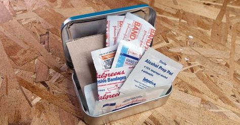 Your first aid kit contents are crucial, especially in everyday emergencies. This pocket first aid kit is small and convenient without sacrificing safety. First Aid Kit Diy, 1st Aid Kit, First Aid Kit Contents, Survival Prepping Diy, Camping First Aid Kit, Writing A Persuasive Essay, Survival First Aid Kit, Medical Tips, Shtf Preparedness