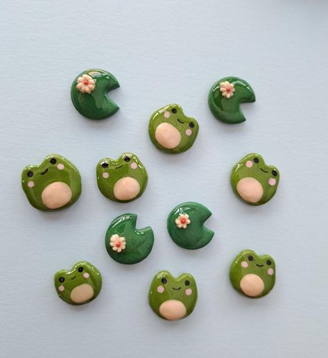 Croak! These cute pins are ready for a home. Love frogs? Well these are the perfect addition to any outfit or pin collection. Grab a frog individually or add on a lily pad (because what good is Frog without a place to sit). These pins are entirely hand made from polymer clay with extra details painted on with acrylic. The fronts have a coating of resin to give that just out the pond look (and protection from damage). The pin backs are butterfly clasps. Frogs are roughly 2cm X 2cm Thank you for checking them out! Ribbit ribbit.  **This item was made from another seller on Etsy, KerenzaIllustrates, check out their store for more  :) Frog Modelling Clay, Clay Bake Crafts, Polymer Clay Rubber Duck, Clay Art Crafts, Polymer Clay Things To Make, What To Make With Clay Easy, Mini Clay Frog, Polymer Clay Frog Tutorial, Polymer Clay Frogs