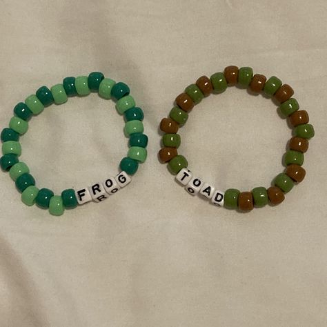 Frog and toad matching Kandi friendship bracelets Kandi Matching Bracelets, Couple Kandi Bracelets, Therian Bracelet, Frog Kandi, Matching Kandi Bracelets, Dating Goals, Kandi Beads, Pony Bead Projects, Kandi Inspo