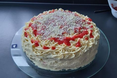 Erdbeer-Spaghettieis-Torte von He-fe | Chefkoch Spaghetti Torte, All Recipes Banana Bread, Quick Baking, Easy Bake Oven, Easy Chocolate Desserts, Chocolate Cake Recipe Easy, Crepe Recipes, Angel Food Cake, Easy Cake Recipes