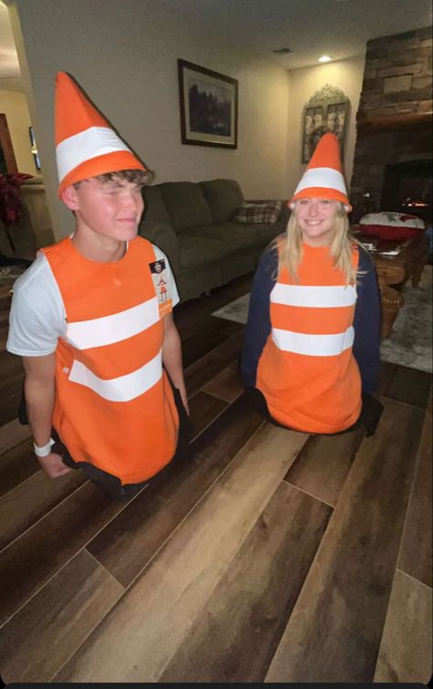 Cone costume Pylon Cone Costume, Outfit Bizarro Bariloche, Traffic Cone Costume, Cone Costume, Partner Halloween Costumes, Velma Costume, Carnaval Outfit, Duo Costumes, Duo Halloween Costumes