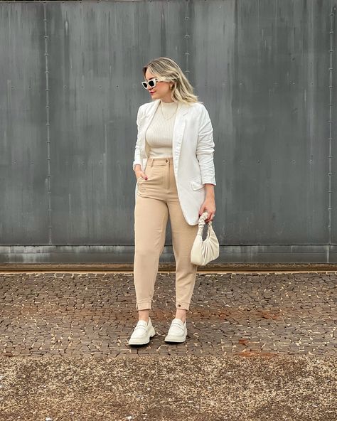 Look com calça bege, blazer branco, mocassim off white. Blazer Off White, New Look Fashion, Look Older, Work Outfit, Worship, Stylish Outfits, Casual Looks, New Look, Oxford