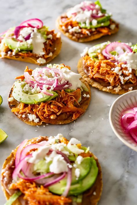 Tinga Recipe, Tostada Recipes, Chicken Tinga, Mexican Dinner, Hispanic Food, Mexican Food Recipes Authentic, Mexican Dishes, Shredded Chicken, I Love Food