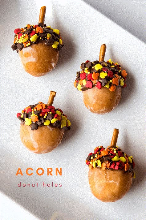 Acorn Doughnut Holes, Fall Football Desserts, Acorn Donut Holes, Cute Thanksgiving Treats Food Ideas, Kindergarten Halloween Party Food, Baking Ideas For Thanksgiving, Cute Easy Thanksgiving Desserts, Thanksgiving Party Favors For Kids, Thanksgiving Esthetics