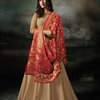 Dress it up with Dupattas  Take cue from Deepika Padukone's stunning cream suit with red Banarasi dupatta & get yourself some gorgeous plain suits with statement ethnic wraps.  Dress up your plain kurtis or suits with stunning dupattas for an ethereal, evergreen appeal or get some gorgeous pairs from saree.com today!! #plainsuits #BanarasiDuptta #duptta #deepikaranveer #deepveer #deepikapadukone #banarasi #sareedotcom #salwarsuits #salwarfashion #suits Satin Anarkali, Ramadan Outfits, Party Wear Anarkali, Anarkali Tops, Bollywood Suits, Georgette Anarkali Suits, Floor Length Anarkali, Georgette Anarkali, Long Anarkali