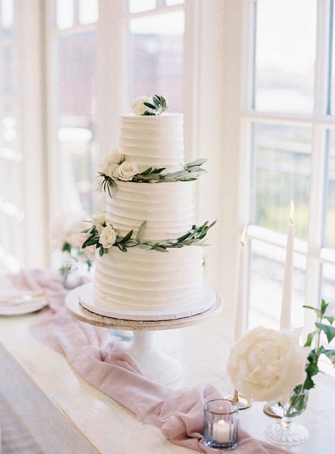 Wedding Cake Olive, Vegan Wedding Cake, Vegan Wedding, Floral Wedding Cakes, Cake Photography, Simple Wedding Cake, White Wedding Cake, Elegant Wedding Cakes, Wedding Wraps