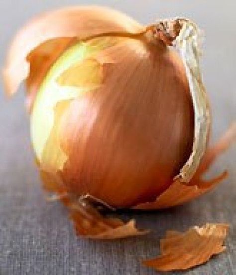 Our health, our wellness and life overall depend on what products we use. Recently we are more aware of  health benefits which we can get from natural products. A simple onion can give us lots of benefits.Surprisingly, we can benefit from using even onion peels. Onion peels are rich in Flavonoid glycosides, a substance that is considered very beneficial for health. Read this hub and learn how you can benefit from onion peels. Onion Benefits Health, Watercolor Vegetables, Health Tricks, Fruits And Vegetables Pictures, Crunchy Mama, Vegetable Painting, Vegetable Pictures, Sea Vegetables, Fruit Painting