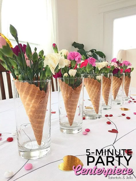 15 centerpiece ideas for a dinner party Breakfast Egg Casserole, Fleurs Diy, Ice Cream Social, Ice Cream Birthday, Waffle Cones, Sausage And Egg, Ice Cream Cones, Flower Party, Ice Cream Party