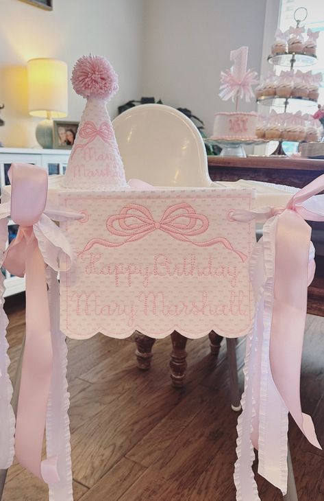 🎂This is the perfect birthday decoration set for your little one. It can be used for years to come. The banner, hat, and number are all made of pink swiss dot monogrammed in a classy vintage font (font can be changed as well as colors). There are other fabric options listed again.  🎉Everything is customizable. Please note everything in personalization and notes to seller. You may also send me a message. I will be happy to work with you to make all your birthday dreams come true!  Disclaimer- I Birthday Decor Pink, 1st Birthday Decor, Pink First Birthday, Baby Birthday Themes, Hat Cake, Girl 1st Birthday, Highchair Banner, Banner Birthday, Girl Birthday Themes