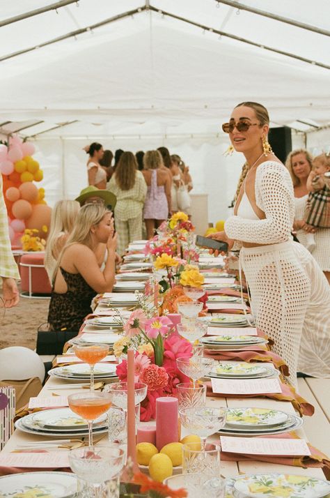 bright-table-setting-summer-florals Spring Event Ideas, Ideas For Your Birthday, Lunch Table Settings, Infused Food, Summer Table Decor, Fun Candles, Birthday Party Summer, Italian Lunch, Summer Table Decorations