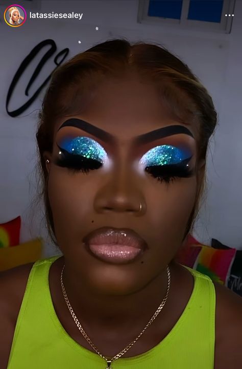 Blue And Green Makeup Looks, Royal Blue Makeup Looks Black Women, Blue Face Makeup, Make Up Black Women, Green Makeup Looks, Turquoise Makeup, Blue Makeup Looks, Shimmer Makeup, Carnival Makeup