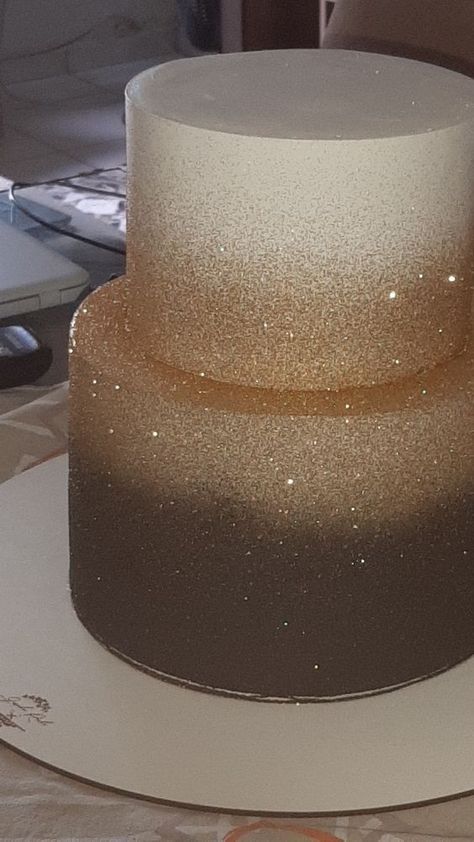 10 Amazing Golden Birthday Cake Ideas to Make Your Day Shine! 10 Glitter Cake Ideas, Golden Birthday Cake Ideas, Golden Birthday Themes, 18th Birthday Cake Designs, 24th Birthday Cake, Golden Birthday Cakes, Golden Birthday Parties, Sparkle Cake, Circle Cake