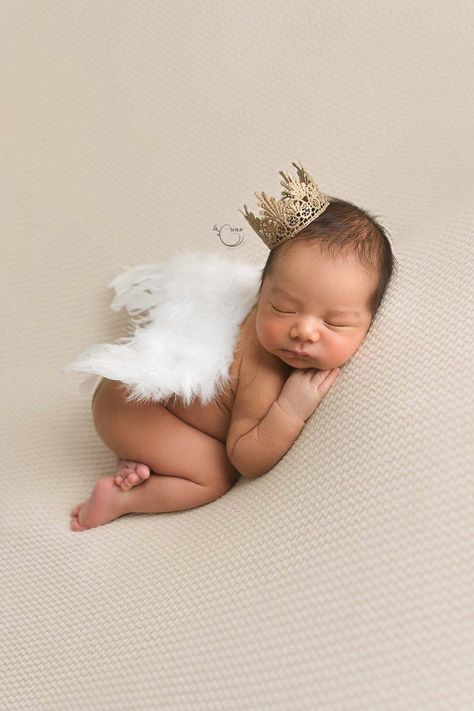 Spring Maternity Photos, D N Angel, Maternity Picture Outfits, Cute Pregnancy Pictures, Baby Announcement Pictures, Disney Baby Shower, Maternity Picture, Baby Life Hacks, Miracle Baby