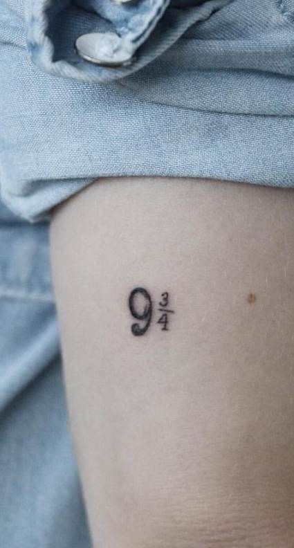 Tiny Tattoo Harry Potter, Harry Potter Henna Tattoo, Harry Potter Piercing, Harry Potter Related Tattoos, Hp Tattoo Ideas, Little Harry Potter Tattoos, Harry Potter Aesthetic Tattoo, Harry Potter Small Tattoo Ideas, 9 3/4 Tattoo