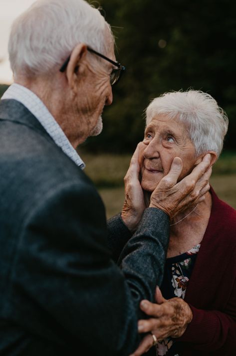 Orvil + Gertie | marissaraephotography.com Old Couple Photography, Older Couple Poses, Older Couple Photography, Grandparents Photography, Grandparent Photo, Older Couple, Elderly Couples, Anniversary Photoshoot, Old Couples