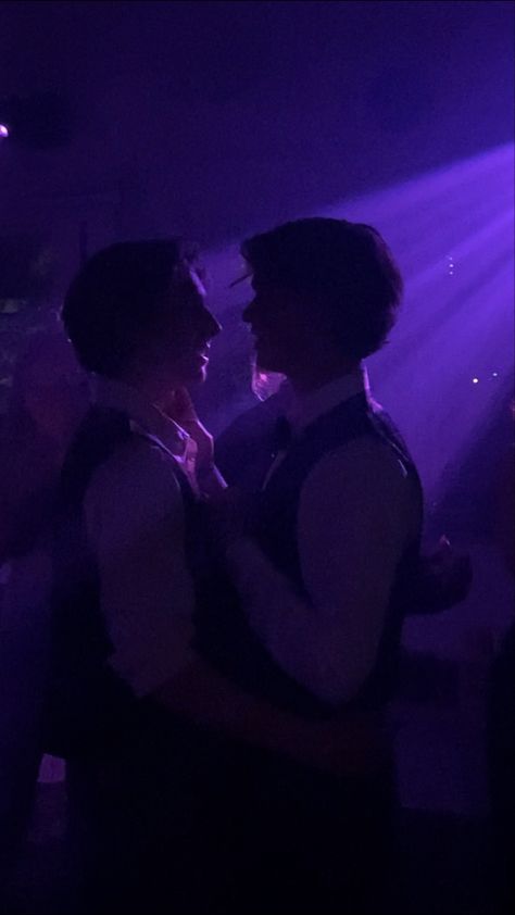 #party #boys #kiss #boyskissing #dance #queer #aesthetic #sideprofile #lighting #green #oldfashion #emerald #england #irland #irishstyle #purple #silhouette #amethyst Kissing Silhouette, Purple Silhouette, Queer Aesthetic, Couple Dancing Aesthetic, Romantic Dance, Kissing In The Rain, Gay Aesthetic, Dancing Aesthetic, Aesthetic Boys