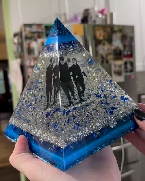 Daily Dose Of Sketch ✏️ on Instagram: "Beautiful resin pyramids 😍1, 2, or 3? Credit: @inspiredbymemms" Pictures In Resin, Name Lamp, Resin Art Canvas, Seni Resin, Resin And Wood Diy, Epoxy Resin Diy, Resin Crafts Tutorial, Diy Resin Projects, Resin Jewelry Diy