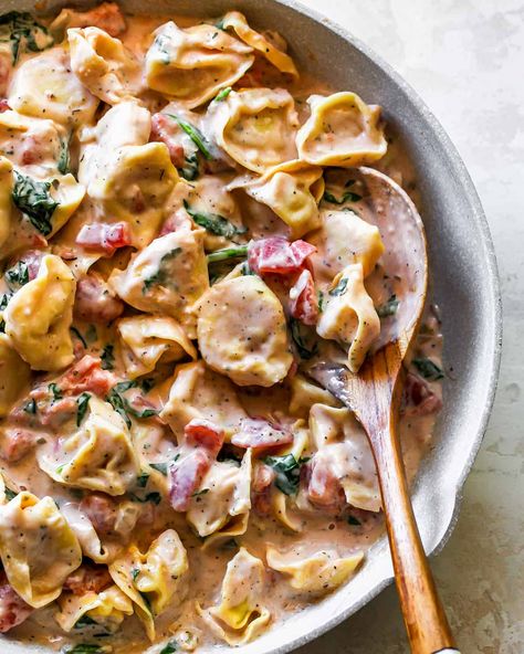 This spinach tortellini recipe is an easy weeknight meal ready in 20 minutes. Fresh tortellini is served in a delicious creamy sauce made with tomatoes, cream, spinach and parmesan cheese. Tortelinni Recipe, Creamy Spinach Tortellini, Spinach And Tortellini, Cookie Recipes Chocolate, Crock Pot Tortellini, How To Make Bruschetta, Cream Spinach, Cheese Tortellini Recipes, Tomato Bruschetta Recipe