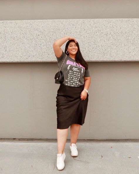 Forever21Plus on Instagram: “fave midi skirt 🖤Make sure to tag @forever21plus + #f21xme for a chance to be featured like #foreverbabe @bethcaden ----- 𝙨𝙚𝙖𝙧𝙘𝙝: Satin…” Silk Skirt Outfit Summer, Silk Skirt Outfit, Satin Skirt Outfit, Skirt Outfit Summer, Summer 24, Moda Plus, Midi Skirts, Skirt Outfit, Satin Skirt