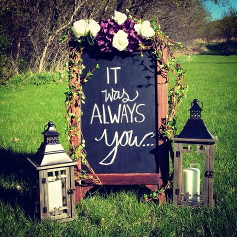 Wedding Chalkboard Ideas, Rustic Rehearsal Dinners, Lantern Centerpiece Wedding, Diy Backyard Wedding, Wedding Backyard, Lantern Centerpieces, Chalkboard Ideas, Wedding Lanterns, Diy Simple